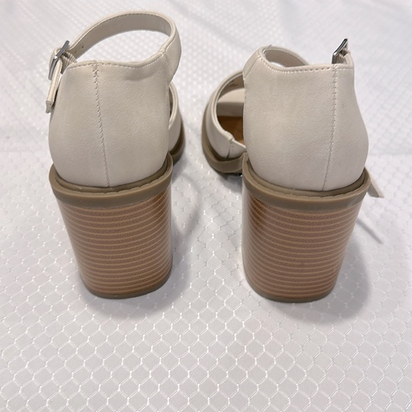 NEW 3 inch block heel sandal, neutral color, adjustable buckle ankle straps, 7.5 - Picture 5 of 8